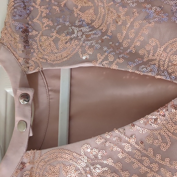 Eva Mendes | New York & Company | Pink Rose Gold Sequin Top XS - Picture 5 of 8